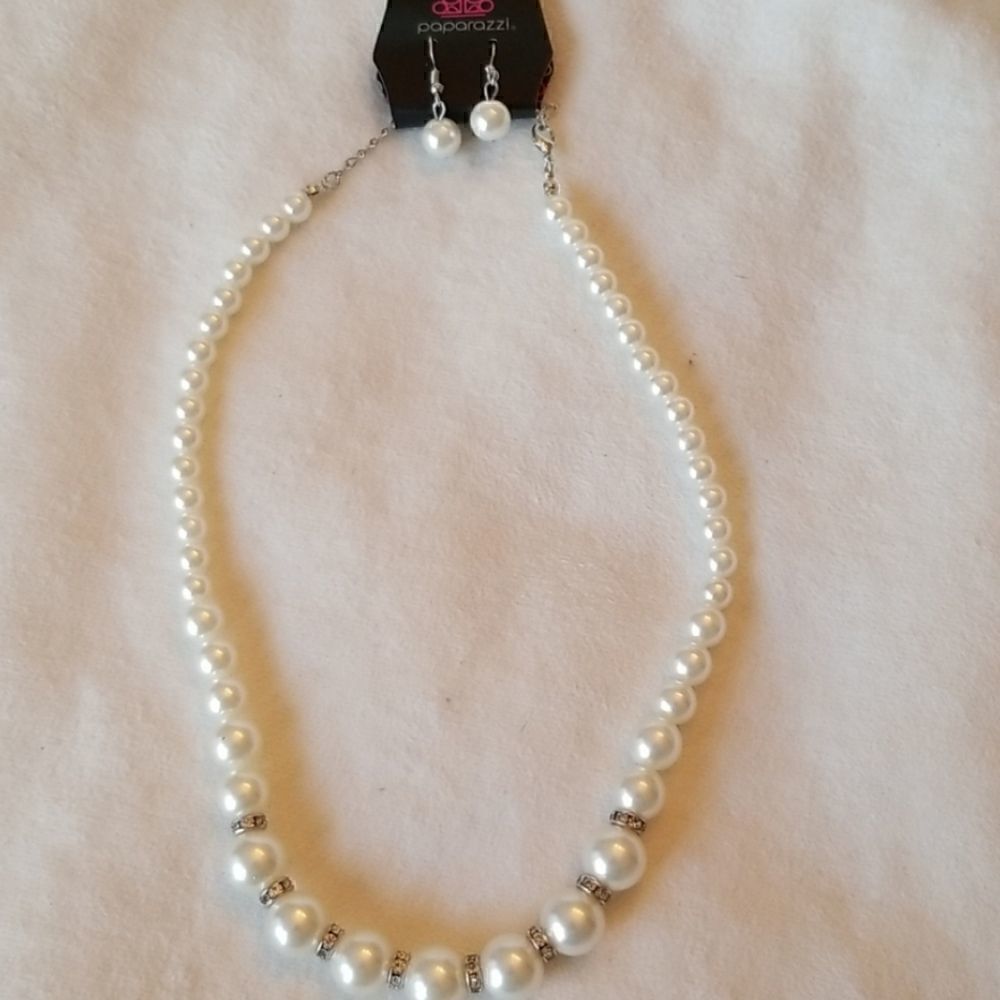 Paparazzi Set Faux Pearls necklace & earrings